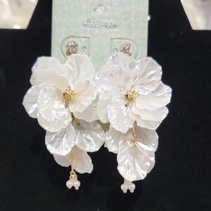 🤍▪️ATTERRI ▪️ Elegant White Floral dangle  Earrings